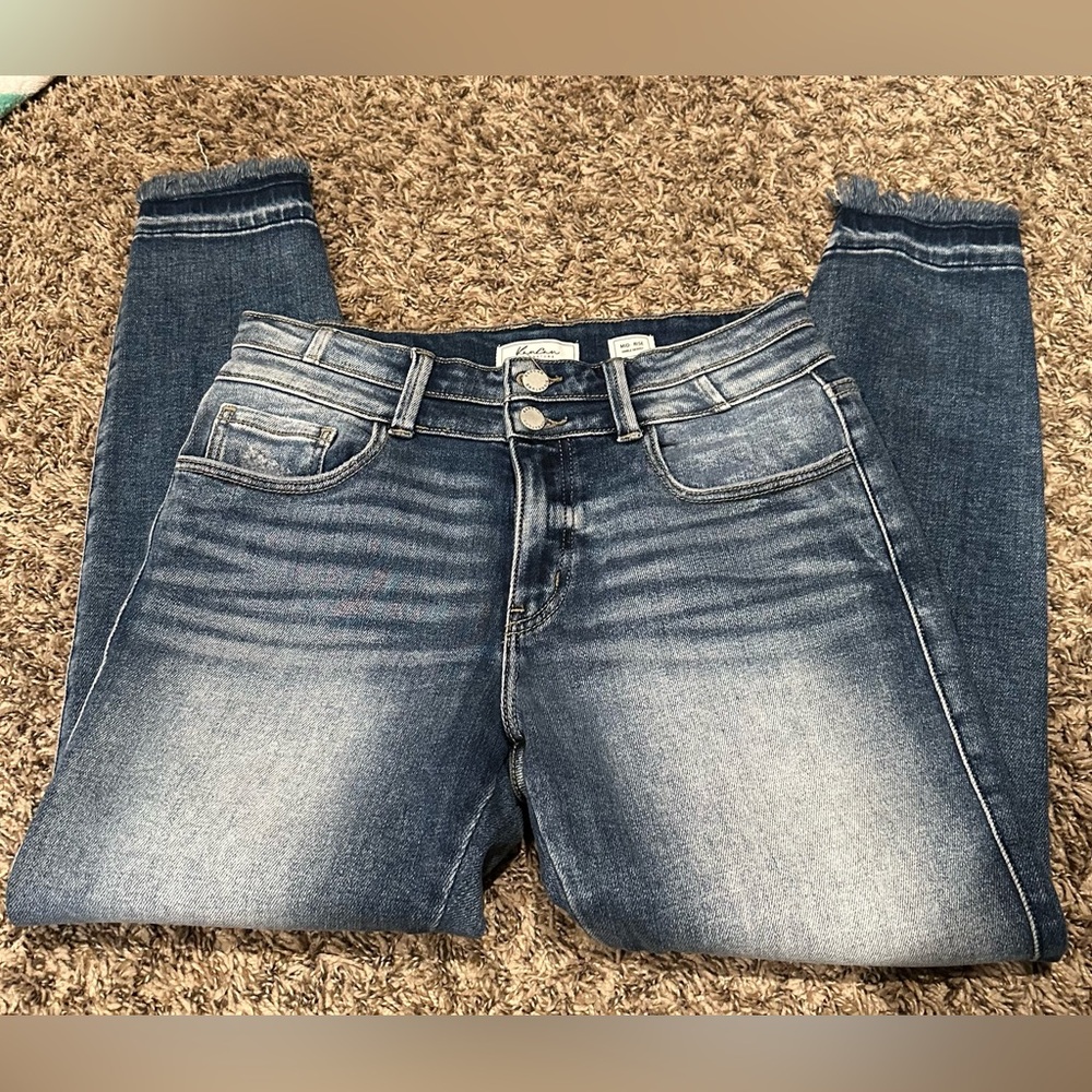 KanCan size 28 mid rise ankle skinny jean.